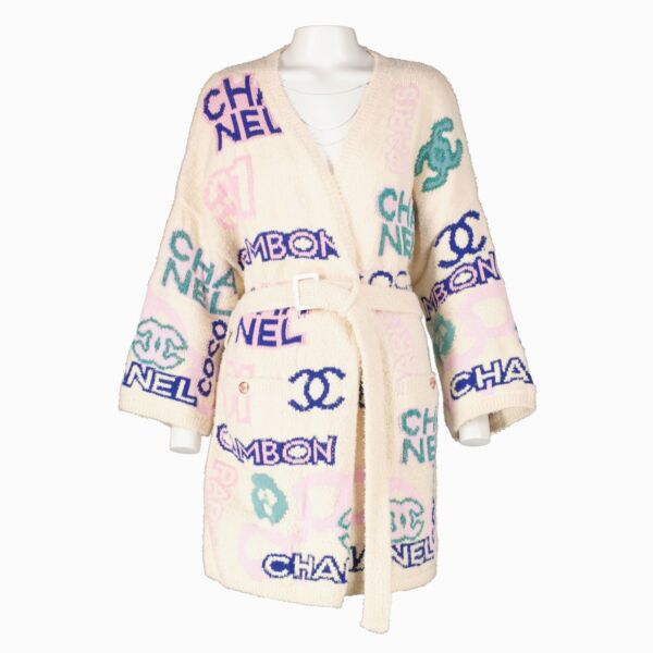 Shop safe online at Labellov in Antwerp, Brussels and Knokke this 100% authentic second hand Chanel White Cotton Blend Spring-Summer 2023 Logo Cardigan - size FR36