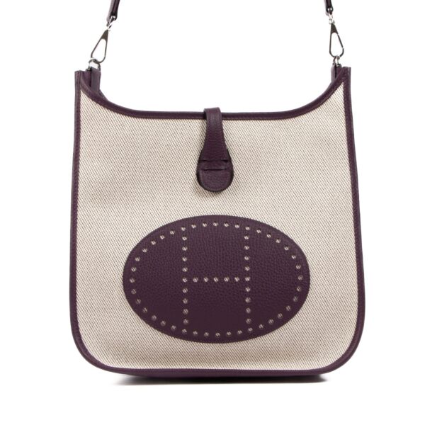 Hermès Evelyne Poche III 29 Twill Ecru Taurillon Clemence Cassis Crossbody Bag for the best price at Labellov secondhand luxury in Antwerp. 