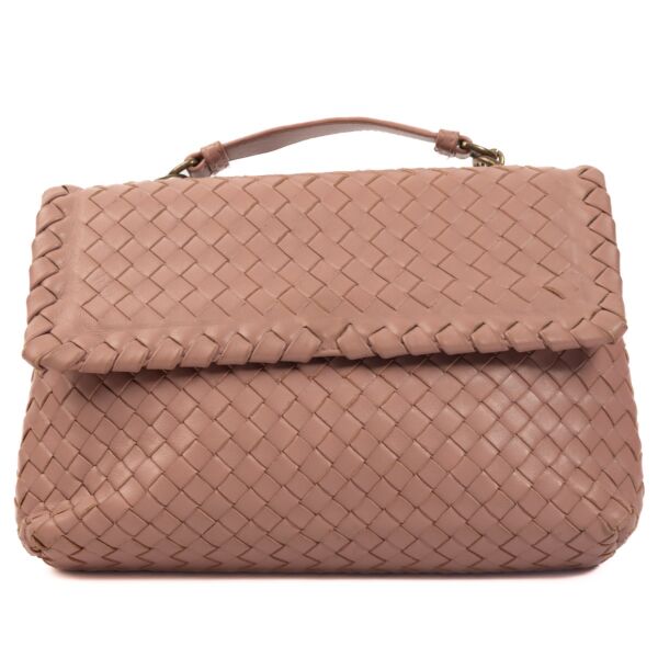 Shop safe online at Labellov in Antwerp, Brussels and Knokke this 100% authentic second hand Bottega Veneta Pink Intrecciato Crossbody