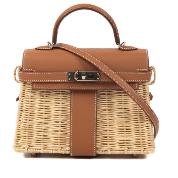 Discover elegance with the Hermès Kelly Mini Picnic in Osier Swift Naturel / Gold PHW. Iconic luxury, timeless style. Elevate your collection today.