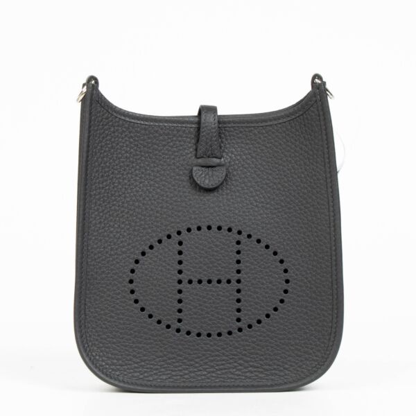 Shop safe online at Labellov in Antwerp, Brussels and Knokke this 100% authentic second hand Hermès Evelyne 16 Amazone Black PHW. Veilig online tweedehands authentieke Hermès Evelyne 16 Amazone Black PHW kopen bij Labellov