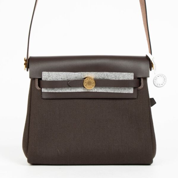 Shop safe online at Labellov in Antwerp, Brussels and Knokke these 100% authentic second hand Hermès Herbag Zip 20 Ébène Toile H/Hunter GHW. Veilig online tweedehands authentieke Hermès Herbag Zip 20 Ébène Toile H/Hunter GHW kopen bij Labellov. 