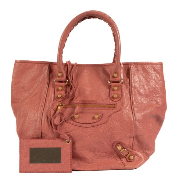 Balenciaga pink leather bag with gold studs for the best price. Koop en verkoop aan de beste prijs.