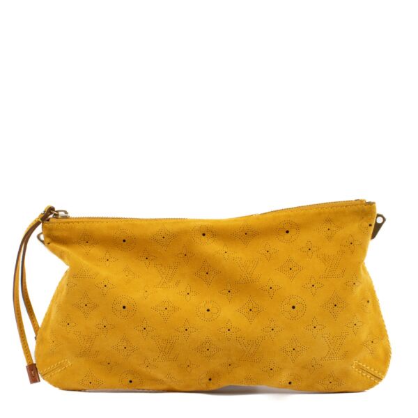 Shop safe online at Labellov in Antwerp, Brussels and Knokke this 100% authentic second hand Louis Vuitton Yellow Suede Clutch