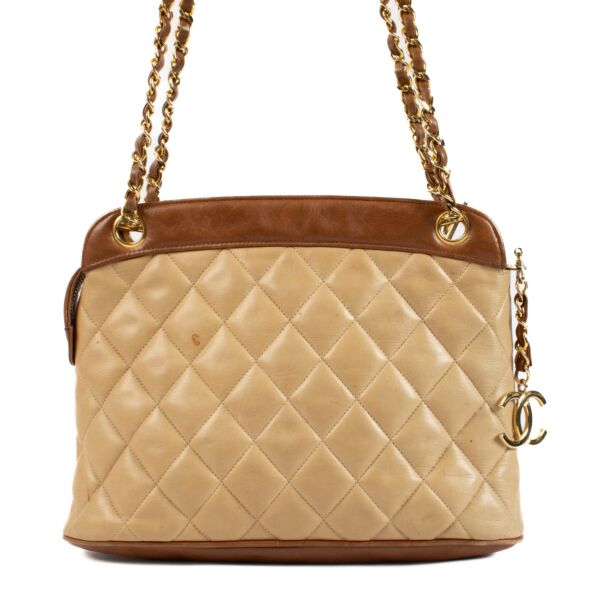 Shop safe online at Labellov in Antwerp, Brussels and Knokke this 100% authentic second hand Chanel Beige Quilted Lambskin Vintage Shoulder Bag