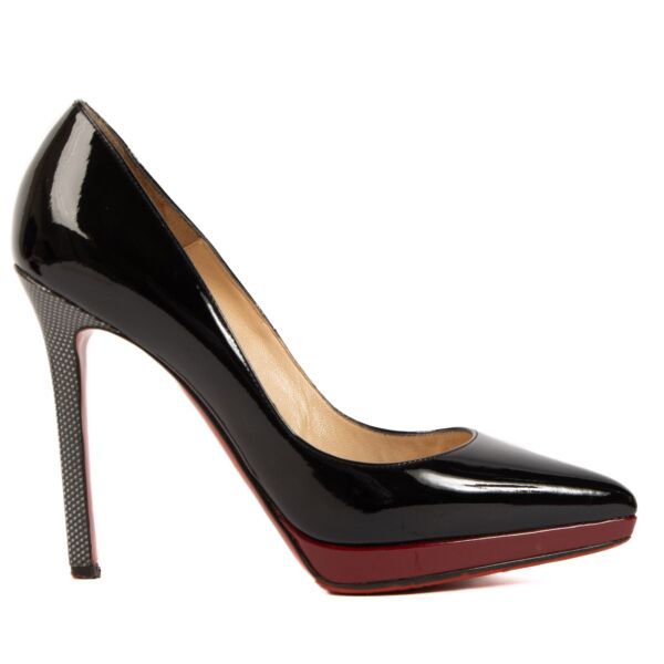 Shop safe online at Labellov these 100% authentic second hand Christian Louboutin Black Patent Leather Pumps - size 36,5