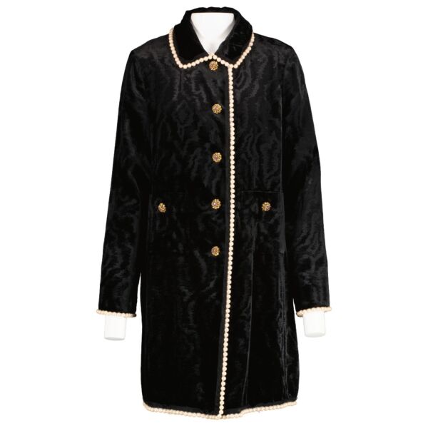 Shop 100% authentic second-hand Gucci Black Pearl and Crystal Velvet Jacket - Size 40 on Labellov.com