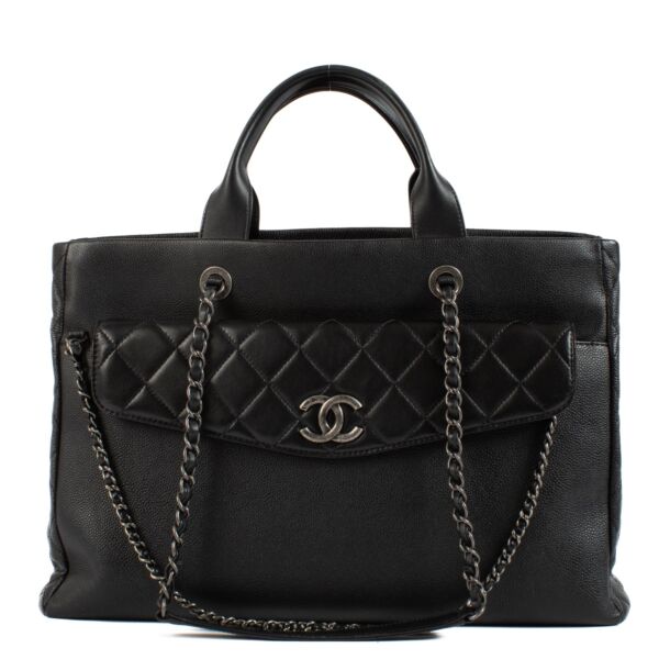 Shop safe online at Labellov in Antwerp, Brussels and Knokke this 100% authentic second hand Chanel Black Calfskin Coco Break Large Tote Bag