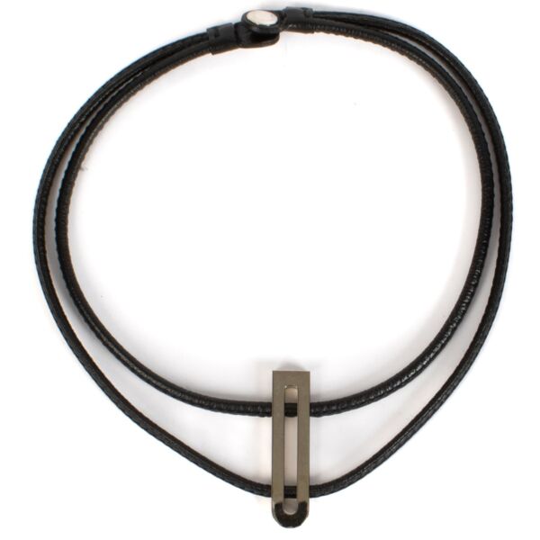 Shop safe online at Labellov in Antwerp, brussels and Knokke this 100% authentic second hand Delvaux Black D Necklace