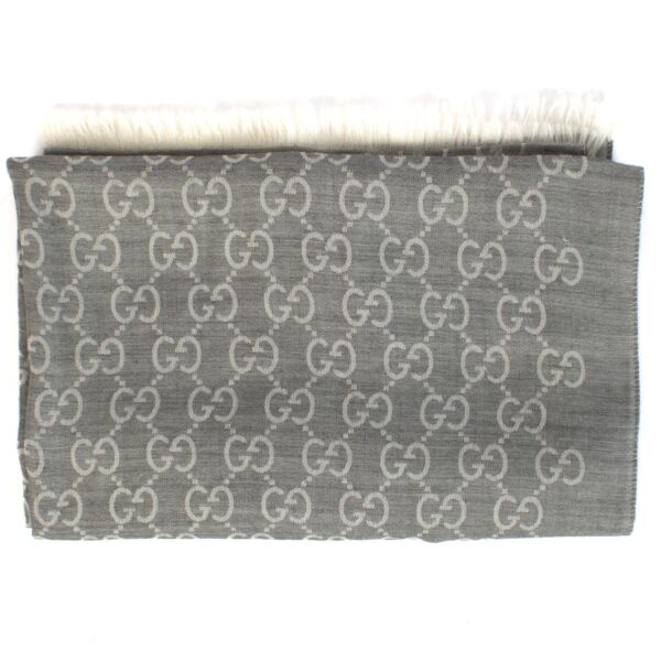 Shop safe online at Labellov in Antwerp, Brussels and Knokke this 100% authentic second hand Gucci Monogram Scarf