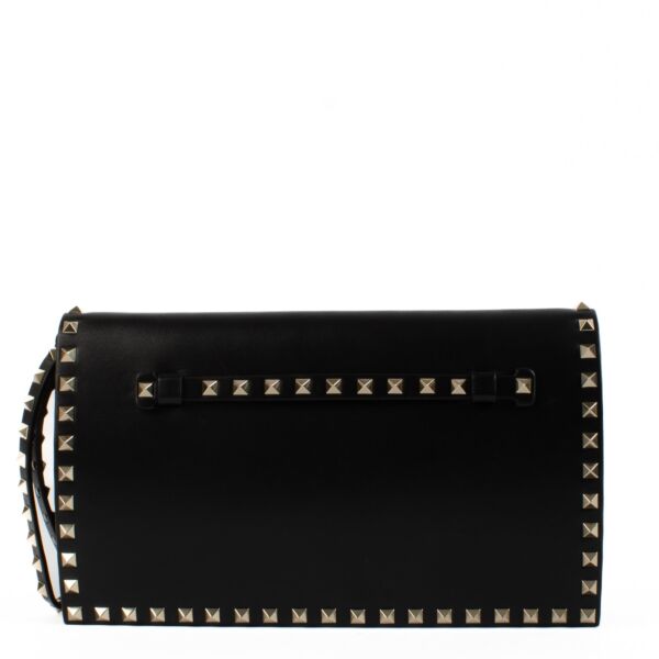 Shop safe online at Labellov in Antwerp, Brussels and Knokke this 100% authentic second hand Valentino Garavani Black Rockstud Clutch Bag