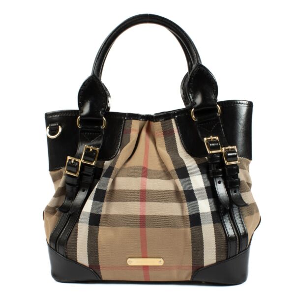 The Burberry Kent bag features the iconic House Check pattern, paired with elegant bridle straps for a touch of British sophistication. This versatile handbag can easily complement both casual and formal outfits. It comes with a dust bag for protection. S