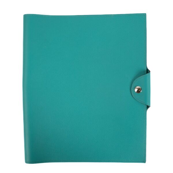 The Hermès Ulysse is a sleek leather notebook holder with a minimalist design, featuring luxurious craftsmanship and a spacious interior for essentials. Shop now on Labellov.com.