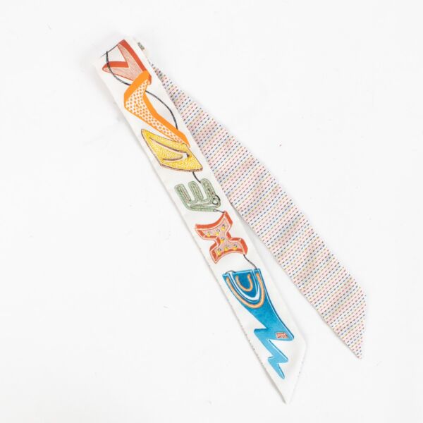 Shop safe online at Labellov in Antwerp, Brussels and Knokke these 100% authentic second hand Hermes Twilly Embroidered Chevaloscope Scarf