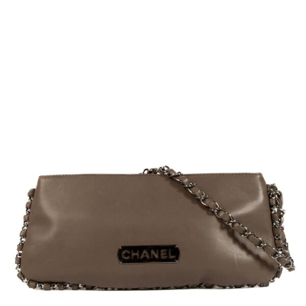 Shop safe online at Labellov in Antwerp, Brussels and Knokke this 100% authentic second hand Chanel Taupe Lambskin Flat Clutch Bag
