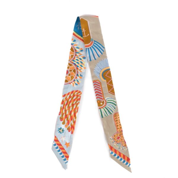 Shop safe online at Labellov in Antwerp, Brussels and Knokke this 100% authentic second hand Hermès Multicolor Epaulettes Silk Twilly 