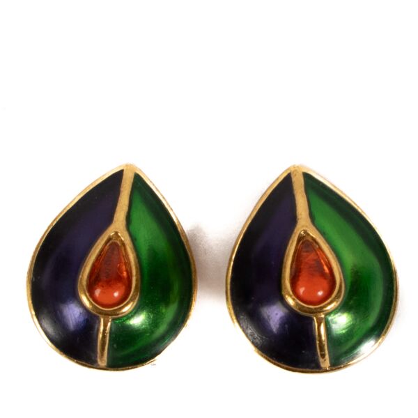 Shop safe online at Labellov in Antwerp, Brussels and Knokke this 100% authentic second hand Yves Saint Laurent Gold Clip On Earrings