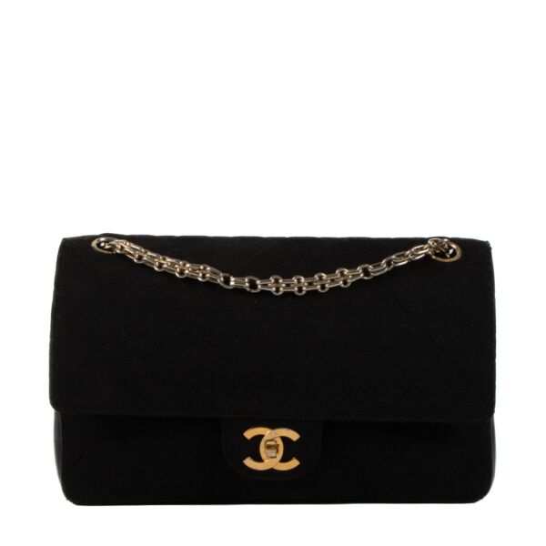 Chanel Vintage Black Fabric/Leather Medium Classic Flap Bag aan de beste prijs bij Labellov tweedehands luxe in Antwerpen. 