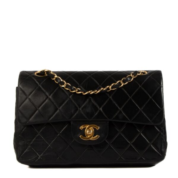 Shop safe online at Labellov in Antwerp, Brussels and Knokke this 100% authentic second hand Chanel Black Lambskin Vintage Small Classic Flap Bag