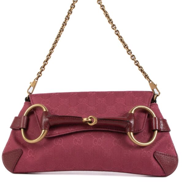 Shop safe online at Labellov in Antwerp, Brussels and Knokke this 100% authentic second hand Gucci Pink Fabric Horsebit Clutch Bag