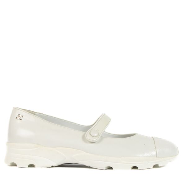 Chanel White Patent Leather Hybrid Flats - size 39 aan de beste prijs bij Labellov tweedehands luxe in Antwerpen