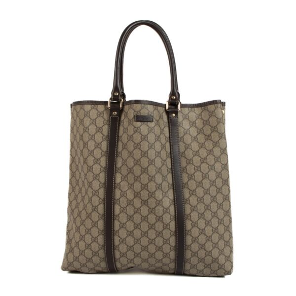 Shop safe online at Labellov in Antwerp, Brussels and Knokke this 100% authentic second hand Gucci GG Supreme Joy Vertical Shopper bag