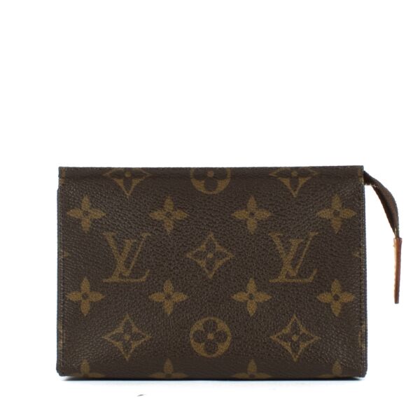 Shop safe online at Labellov in Antwerp, Brussels and Knokke this 100% authentic second hand Louis Vuitton Monogram Pochette Toilette 15