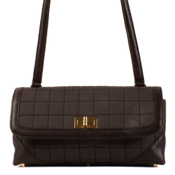 Chanel Brown Canvas Chocolate Bar Shoulder Bag for the best price at Labellov secondhand luxury in Antwerp and Knokke