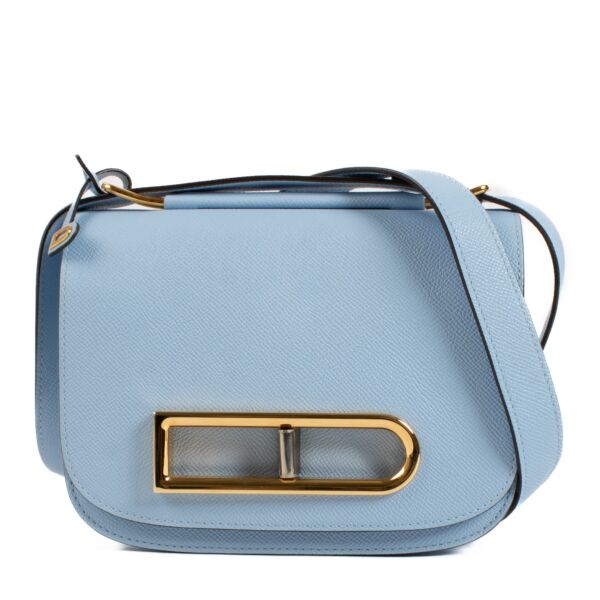 Shop safe online at Labellov in Antwerp, Brussels and Knokke this 100% authentic second hand Delvaux Baby Blue Alpina Calf PM Lingot. Veilig online tweedehands authentieke Delvaux Baby Blue Alpina Calf PM Lingot handtas kopen bij Labellov.