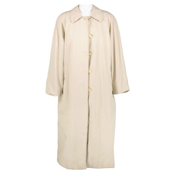 Shop safe online at Labellov in Antwerp, Brussels and Knokke this 100% authentic second hand Burberry Beige Car Coat