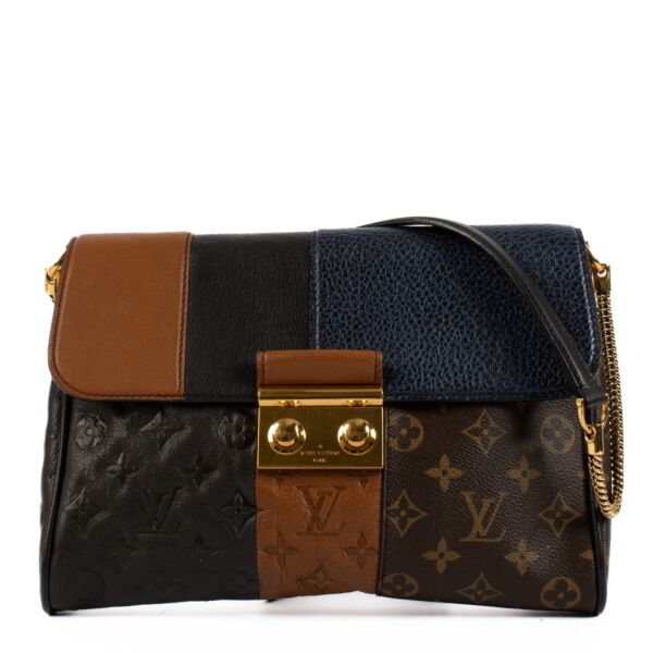 Shop safe online at Labellov in Antwerp, Brussels and Knokke this 100% authentic second hand Louis Vuitton Monogram Blocks Pochette Plate Shoulder Bag 