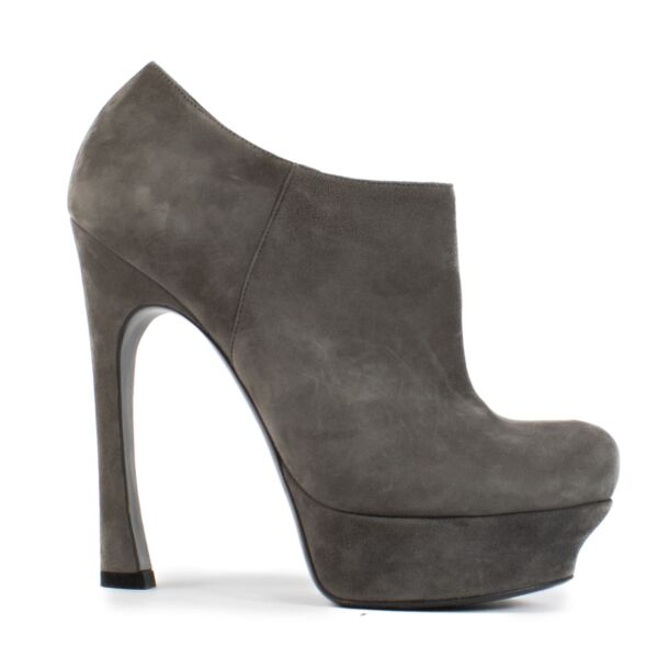 Shop safe online at Labellov in Antwerp, Brussels and Knokke this 100% authentic second hand Saint Laurent Grey Suede Bootie Heels - Size 38,5