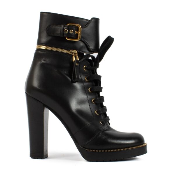 Shop safe online at Labellov in Antwerp, Brussels and Knokke this 100% authentic second hand Sergio Rossi Black Leather Zip and Buckle Boots - Size 38,5