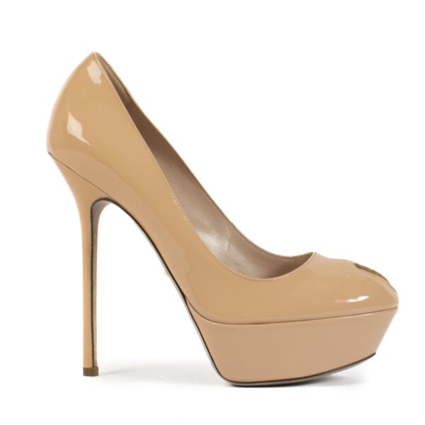 Shop safe online at Labellov in Antwerp, Brussels and Knokke this 100% authentic second hand Sergio Rossi Beige Patent Platform Heels - Size 38,5
