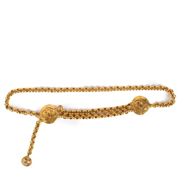 Shop safe online at Labellov in Antwerp, Brussels and Knokke this 100% authentic second hand Chanel Collection 28 Vintage Gold CC Medaillon Chain Belt
