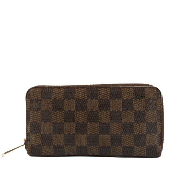 Shop safe online at Labellov in Antwerp, Brussels and Knokke this 100% authentic second hand Louis Vuitton Damier Ebene Zippy Wallet