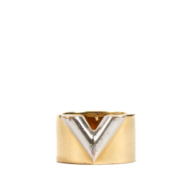 Shop safe online at Labellov in Antwerp, Brussels and Knokke this 100% authentic second hand Louis Vuitton M61085 Gold & Silver Essential V Ring - Size L