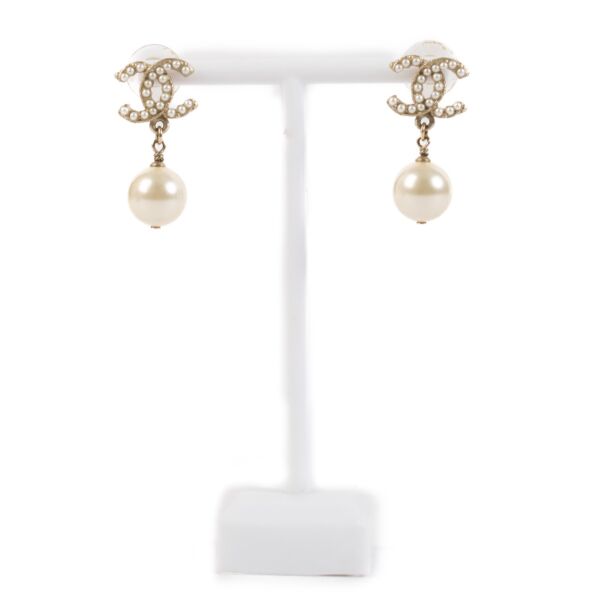 Shop safe online at Labellov in Antwerp, Brussels and Knokke this 100% authentic second hand Chanel 11A Pearl Drop Earrings