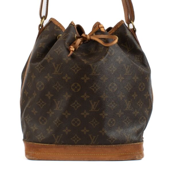 Shop safe online at Labellov in Antwerp, Brussels and Knokke this 100% authentic second hand Louis Vuitton Monogram Vintage Noé Bucket Bag