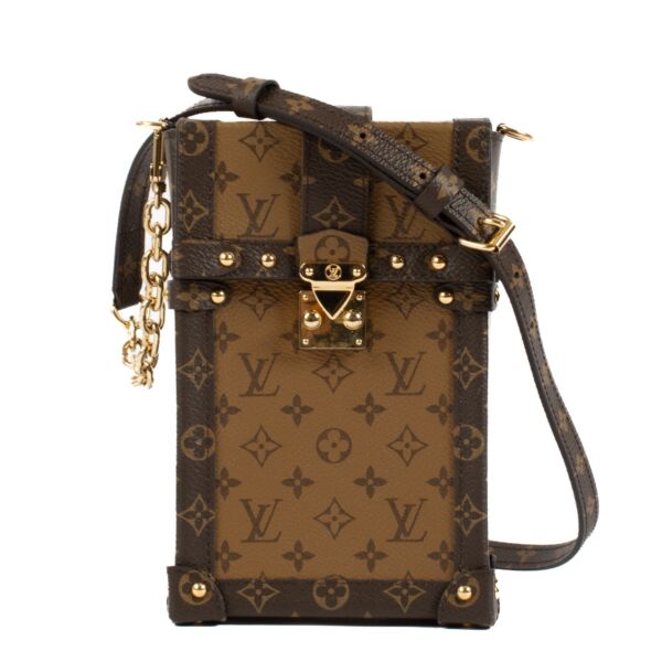 Shop safe online at Labellov in Antwerp, Brussels and Knokke this 100% authentic second hand Louis Vuitton Monogram Vertical Trunk Pochette Bag