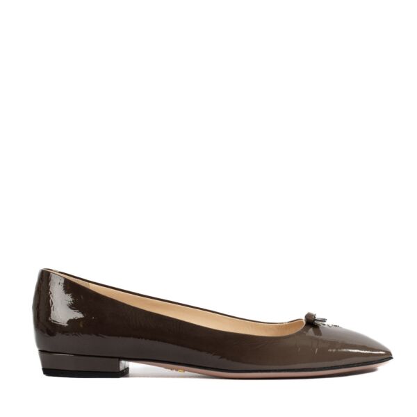 Shop safe online at Labellov in Antwerp, Brussels and knokke this 100% authentic second hand Prada Taupe Patent Leather Squared Toe Flats - Size 38,5