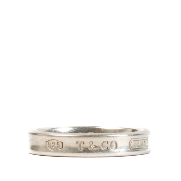 Shop safe online at Labellov in Antwerp, Brussels and Knokke this 100% authentic second hand Tiffany & Co Silver 1837 Band Ring - size 54