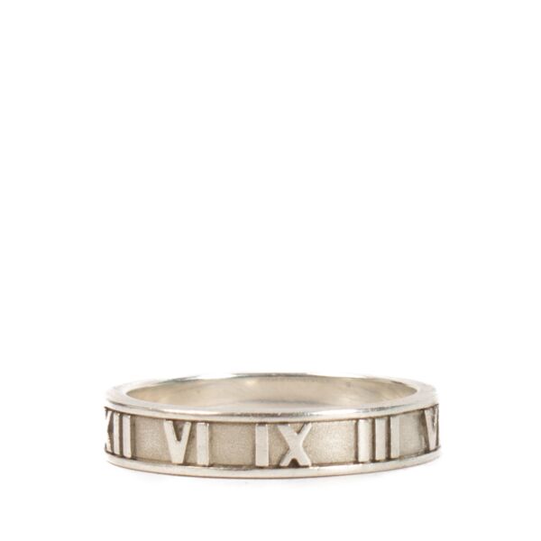 Shop safe online at Labellov in Antwerp, Brussels and Knokke this 100% authentic second hand Tiffany & Co Silver Roman Numeral Ring - size 55