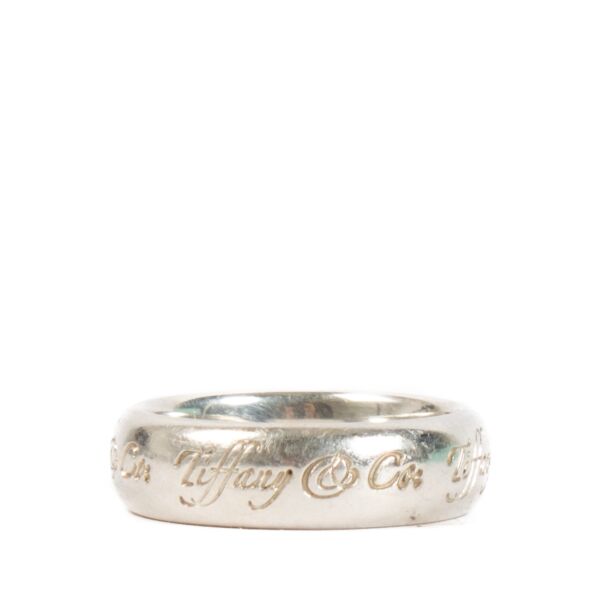 Shop safe online at Labellov in Antwerp, Brussels and Knokke this 100% authentic second hand Tiffany & Co Silver Logo Engraving Ring - size 54