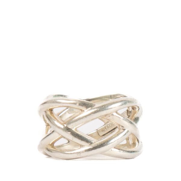 Shop safe online at Labellov in Antwerp, Brussels and Knokke this 100% authentic second hand Tiffany & Co Silver Celtic Knot Wide Ring - size 53