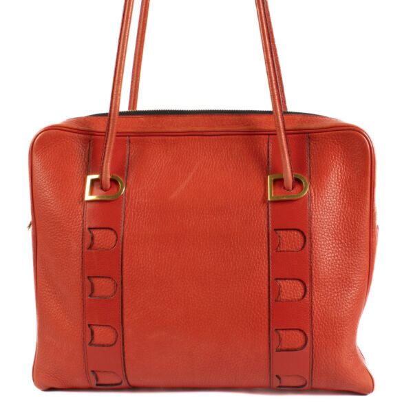 Buy authentic secondhand Delvaux Red Grained Leather Vintage Tote Bag at the right price at Labellov vintage webshop. Safe and secure online shopping. Koop authentieke tweedehands Delvaux Red Grained Leather Vintage Tote Bag met juiste prijs bij Labellov