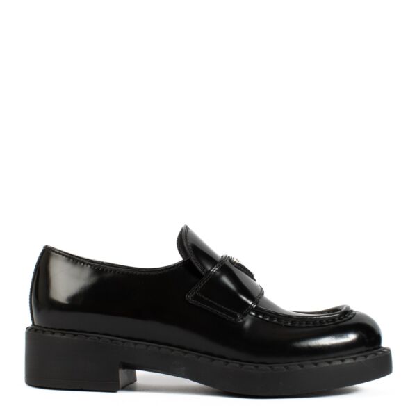 Shop safe online at Labellov in Antwerp, Brussels and Knokke this 100% authentic second hand Prada Black Calzature Donna Loafers - Size 37