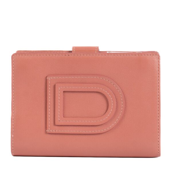 Shop safe online at Labellov in Antwerp, Brussels and Knokke this 100% authentic second hand Delvaux Pink Wallet