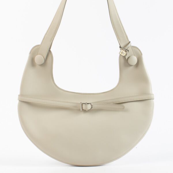 Authentic Second Hand Delvaux White Railway Shoulder bag on Labellov.com