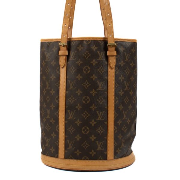Shop safe online at Labellov in Antwerp, Brussels and Knokke this 100% authentic second hand Louis Vuitton Monogram Bucket Shoulder Bag